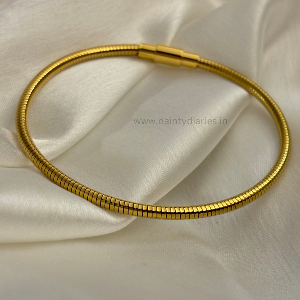 Estelle bangle bracelet (magnet opening)